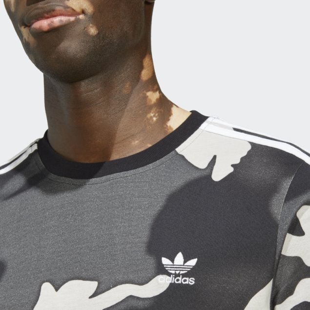Adidas Camiseta Negra Con Estampado De Camuflaje Y Gráficos