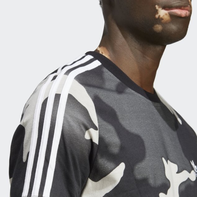 Adidas Camiseta Negra Con Estampado De Camuflaje Y Gráficos