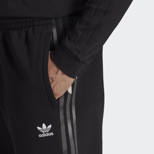 Joggers Negros De Camuflaje Con Gráficos De Adidas