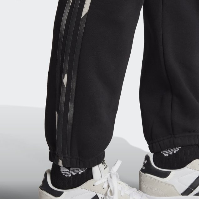 Joggers Negros De Camuflaje Con Gráficos De Adidas