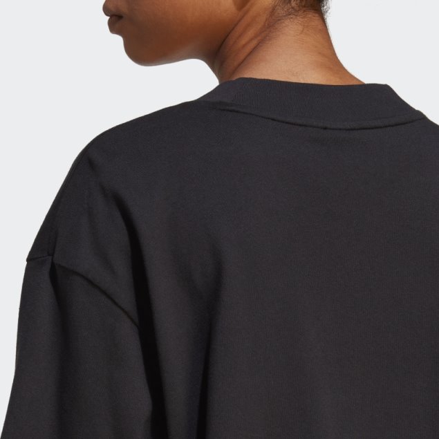 Camiseta Adidas Negra Con Iconos Del Futuro