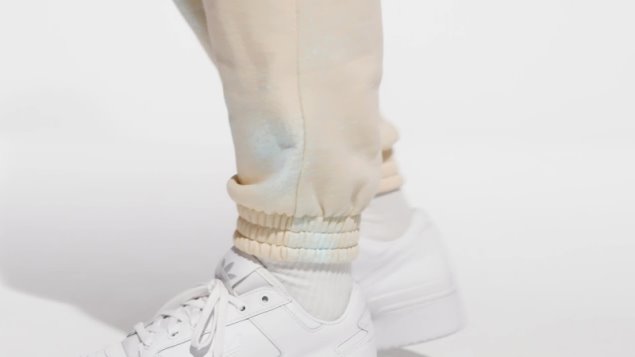 Joggers Azules Con Bajo Bajo Y Estampado Integral Adidas