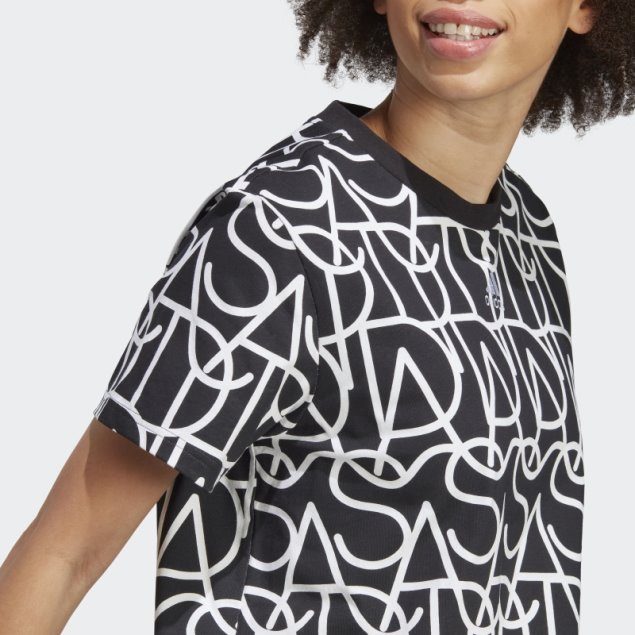 Camiseta Negra Con Gráfico De Adidas En Toda La Prenda Caliente