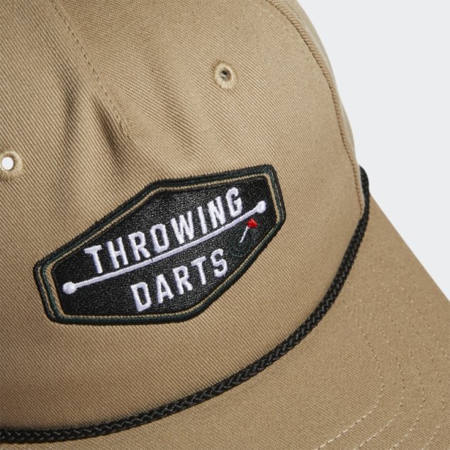Gorra De Cáñamo Adidas Para Jóvenes Lanzando Dardos