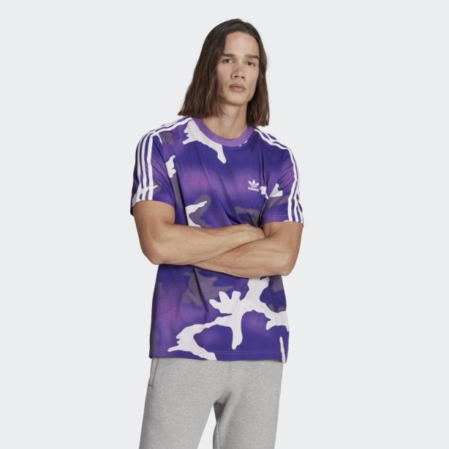 Camiseta Morada Con Estampado De Camuflaje De Adidas Graphics