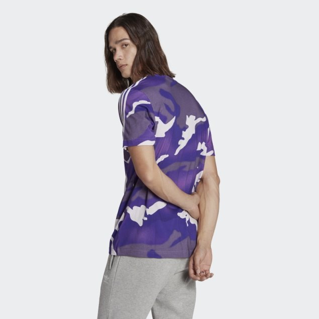 Camiseta Morada Con Estampado De Camuflaje De Adidas Graphics