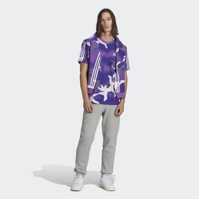 Camiseta Morada Con Estampado De Camuflaje De Adidas Graphics