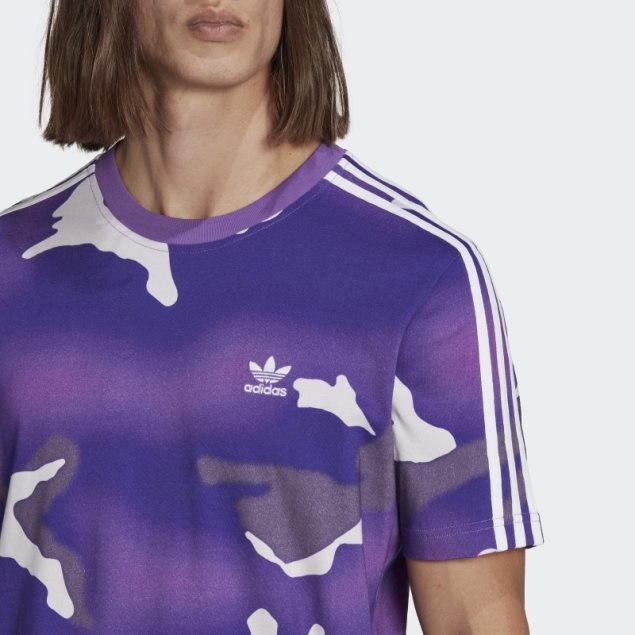 Camiseta Morada Con Estampado De Camuflaje De Adidas Graphics