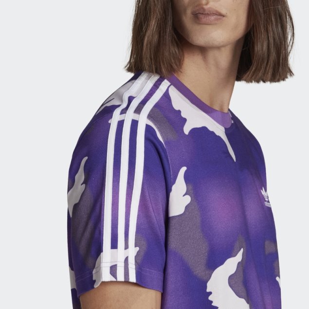 Camiseta Morada Con Estampado De Camuflaje De Adidas Graphics