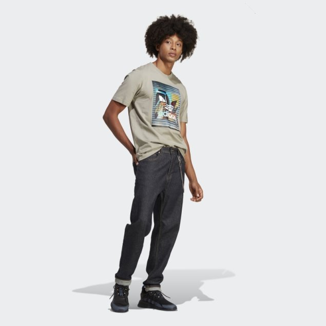 Adidas Camiseta Plateada Con Gráficos De Guijarros Fuera De La Red