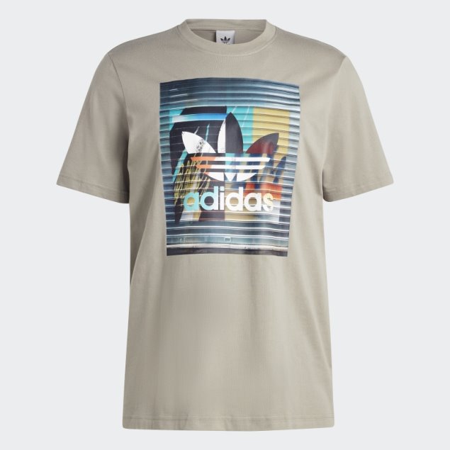 Adidas Camiseta Plateada Con Gráficos De Guijarros Fuera De La Red