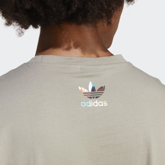 Adidas Camiseta Plateada Con Gráficos De Guijarros Fuera De La Red