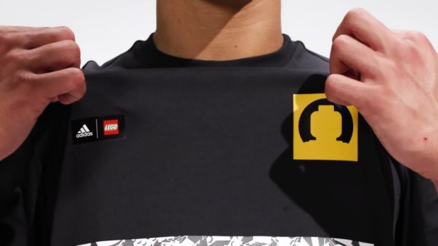 Camiseta Con Gráfico De Fútbol Adidas X Lego De Carbono Caliente