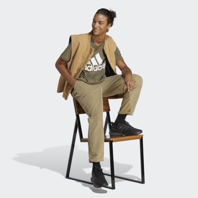 Adidas Camiseta Verde Oliva Esencial Con Logo Grande