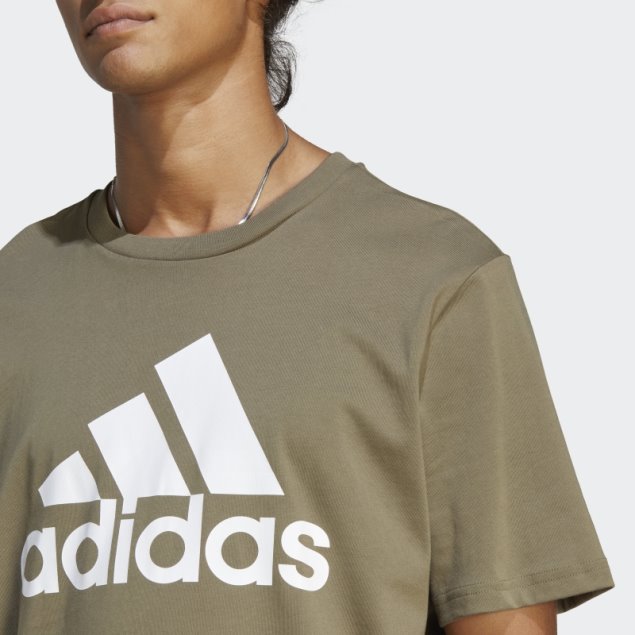 Adidas Camiseta Verde Oliva Esencial Con Logo Grande