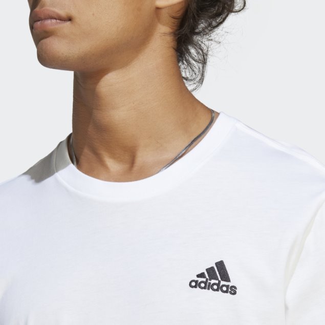 Camiseta Blanca Adidas Essentials Single Jersey Con Logo Pequeño Bordado