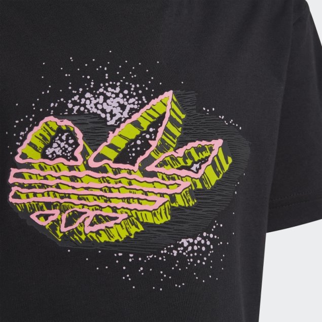 Camiseta Gráfica Adidas Negra Con Estilo