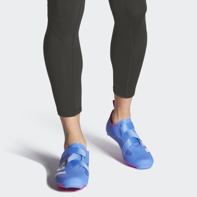 La Zapatilla De Ciclismo Indoor Adidas Azul