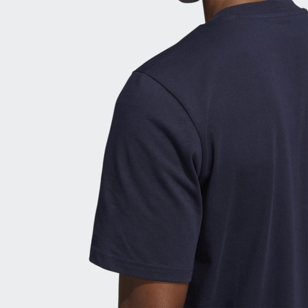 Camiseta Con Gráfico De La Insignia Del Deporte De Lámina Líquida Tinta Adidas