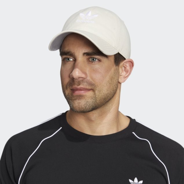 Elegante Gorra Adidas Con Correa Trasera Holgada Blanca